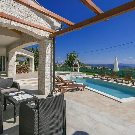 In With Swimming Pool And Jacuzzi Vizinada