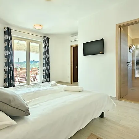 In With Swimming Pool And Jacuzzi