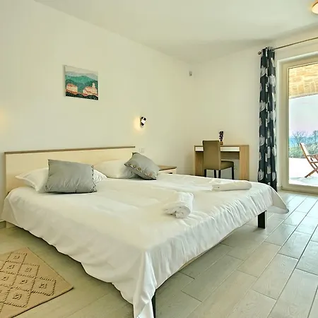 In With Swimming Pool And Jacuzzi Vizinada