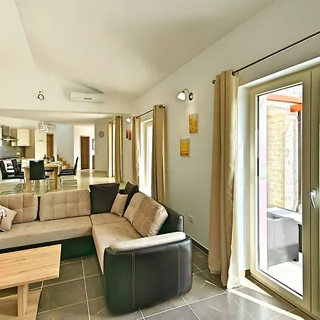 Villa In With Swimming Pool And Jacuzzi *
