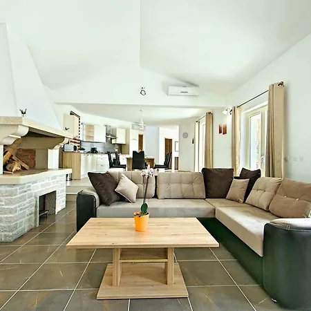 In With Swimming Pool And Jacuzzi Vižinada