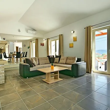 וילה In With Swimming Pool And Jacuzzi Vižinada