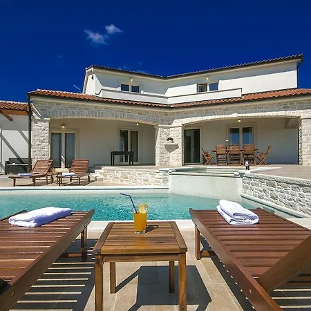 וילה In With Swimming Pool And Jacuzzi Vižinada
