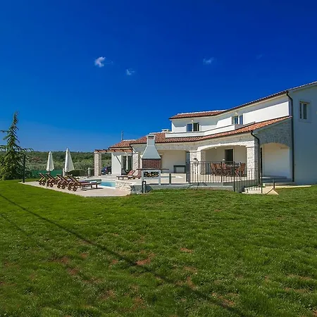 Villa In With Swimming Pool And Jacuzzi *