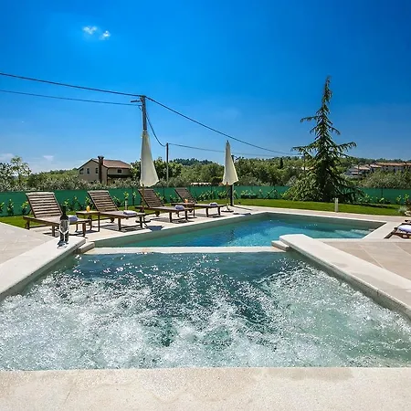 In With Swimming Pool And Jacuzzi
