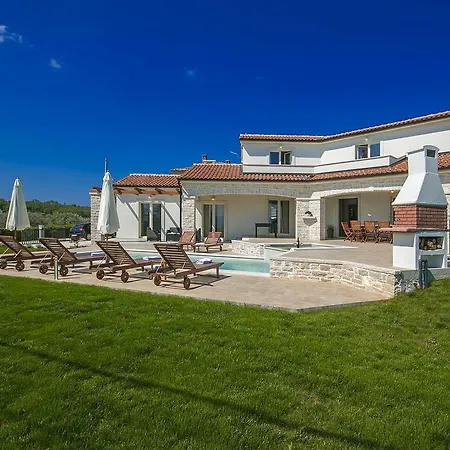 In With Swimming Pool And Jacuzzi Vižinada