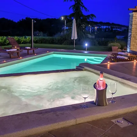 In With Swimming Pool And Jacuzzi Villa