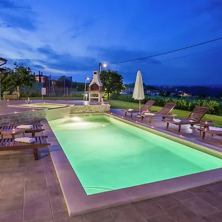 In With Swimming Pool And Jacuzzi Vizinada