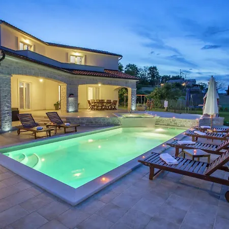 In With Swimming Pool And Jacuzzi