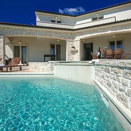 Villa In With Swimming Pool And Jacuzzi Vižinada